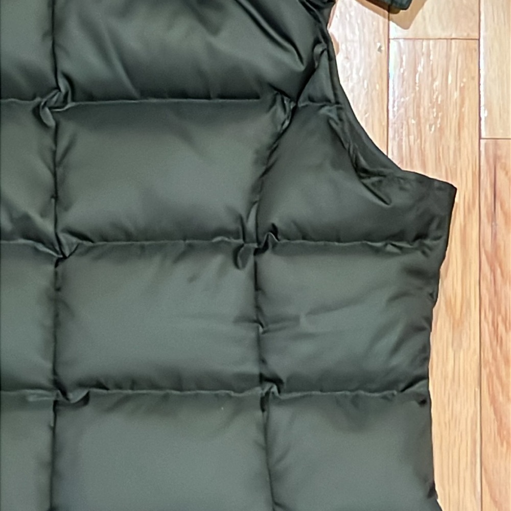 Like new - Theory down vest with raccoon fur trim. Removable hood, size M - Picture 5 of 12